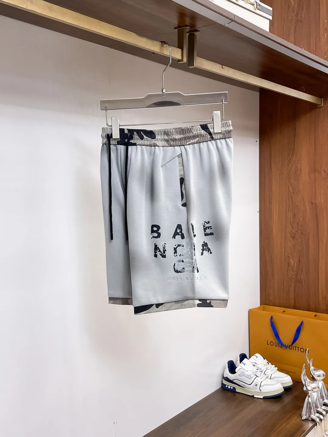 Balenciaga's three-standard complete 2026 summer New Arrival men's casual shorts, advanced custom-made Breathable fabric, Breathable fabric, extremely stretchy and comfortable, impeccable details, top-grade accessories, original logo design concept, delicate and soft feel! The upper body fit is awesome! Size: M-XXXL Please state your height and weight when ordering